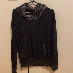 Blue sweater with pockets on the front